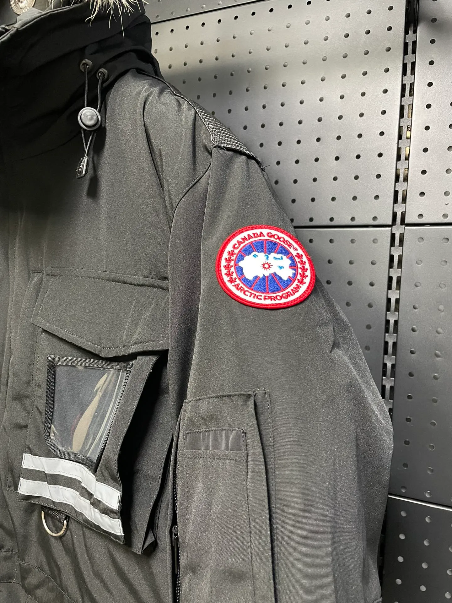 P1060 CANADA GOOES 🇨🇦ⒿⓅⓈ manufactures 10 models of snow curse men and women couples. Factory direct supply: supplying global purchasing agents, micro-business, entities, Tmall, high-end stalls and studio cooperation, free shipping! There are 10 types of Canada Goose Snow Mantra parkas for men and women, the Rolls-Royce of down jackets. ➖ Industry-leading anti-counterfeiting chip sensing. ➖ Imported Behringer embroidery machines and customized embroidery labels, the highest level and industry leading. ➖ Imported Korean 21-count polyester-cotton blended original fabric, TC85 waterproof coated fabric, water-repellent, windproof and wear-resistant. ➖ The new national standard 90 white duck down has an average down filling of 300 grams. The amount of down filling is industry-leading. ➖ 100% nylon lining with double double-layer sealing design to prevent velvet running, and seamless thread design on the cuffs! ➖ Yoshida YKK provides original factory-customized electroplated sliders. YKK two-way lockable zippers are tight and smooth and do not peel off paint. ➖ 3M composite Velcro is durable and the accessories and hardware are all custom-made. Note: Our copywriting is only simple and clear. Instead of bragging about the copywriting, it is better to compare and understand with samples. Only for the purest goose, the most dedicated, the most professional, the highest quality, the highest cost performance! SIZE:XS-XXL [with size chart]